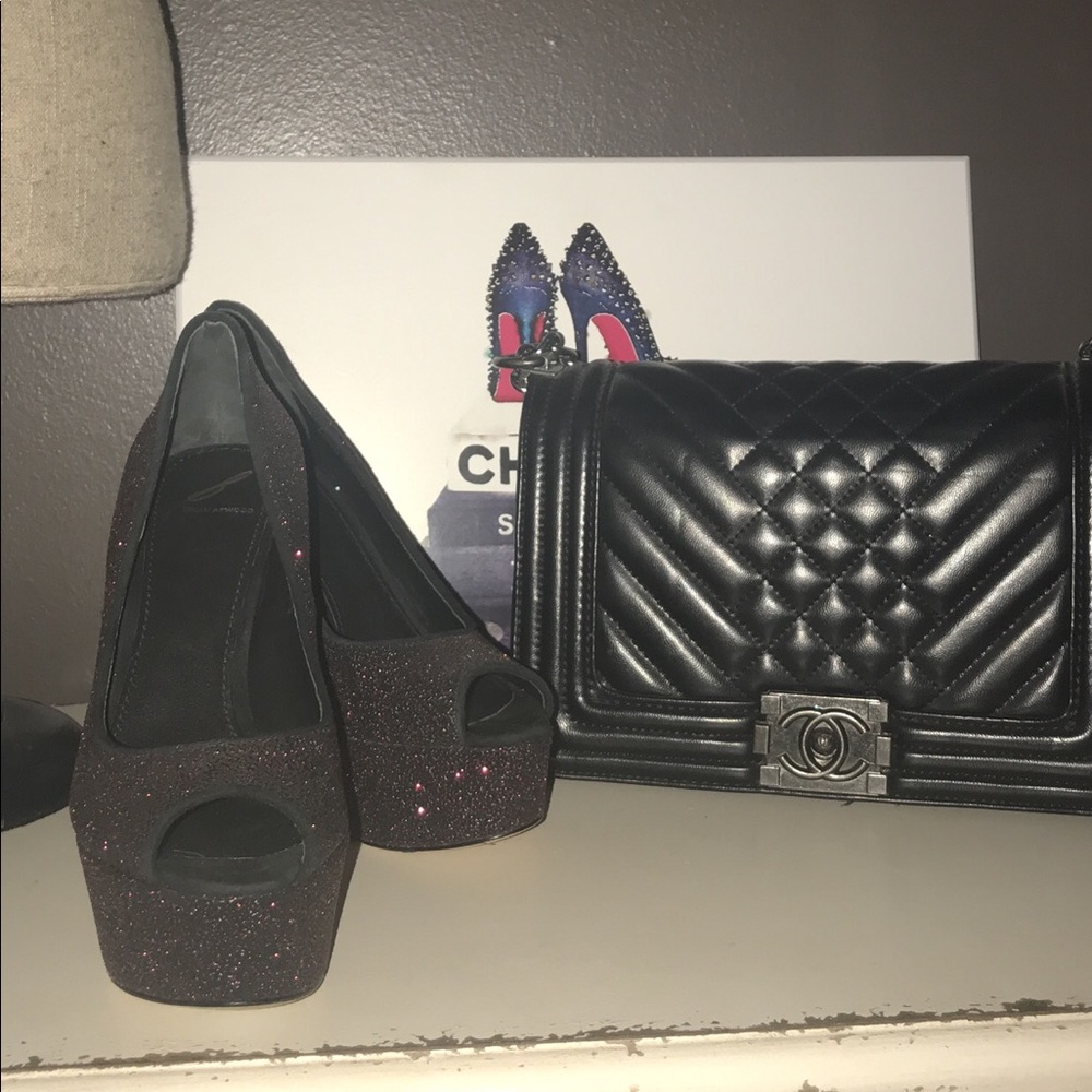 NWOB Brian Atwood Black & Red Glitter Heels Sz 7.5 - Picture 3 of 6